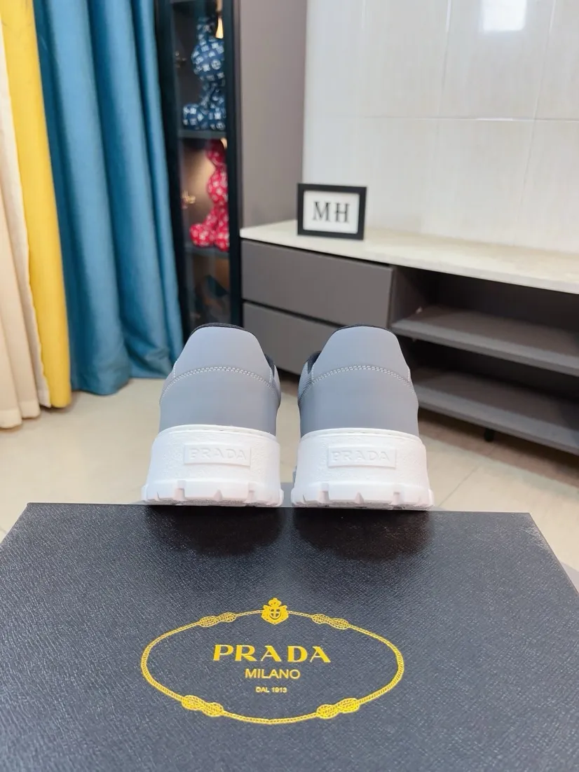 Men's shoes 💰440🌹🌹Prada 〈prada〉 luxury and fashionable high-end products ✊🔥The perfect last shape and top-notch handcrafting make this shoe immediately create a strong aristocratic atmosphere. Imported first-layer cowhide with brogue carving crafts💋Genuine leather lining🎶Rubber combination outsole specially imported from France for leather shoes😍Color: Mysterious Black☕️Size 38～44